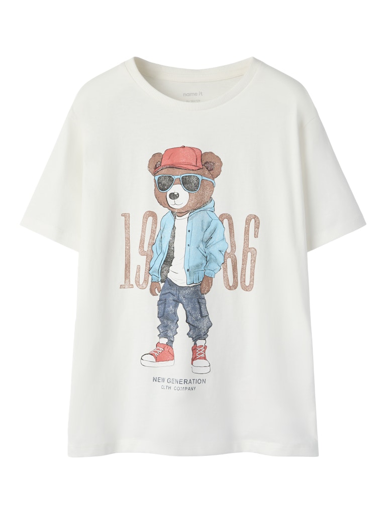Kul kortärmad t-shirt med cool nalle print. Snygg vit tröja till pojke enfärgad med nalle motiv. Ekologiska barnkläder från Name it.
NKMDOBS SS NREG TOP BOX
13253724
