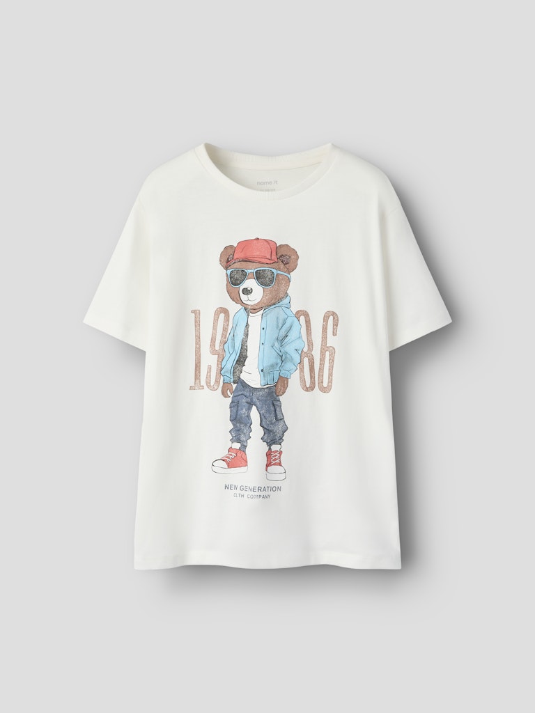 Kul kortärmad t-shirt med cool nalle print. Snygg vit tröja till pojke enfärgad med nalle motiv. Ekologiska barnkläder från Name it.
NKMDOBS SS NREG TOP BOX
13253724