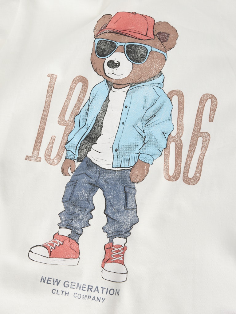 Kul kortärmad t-shirt med cool nalle print. Snygg vit tröja till pojke enfärgad med nalle motiv. Ekologiska barnkläder från Name it.
NKMDOBS SS NREG TOP BOX
13253724