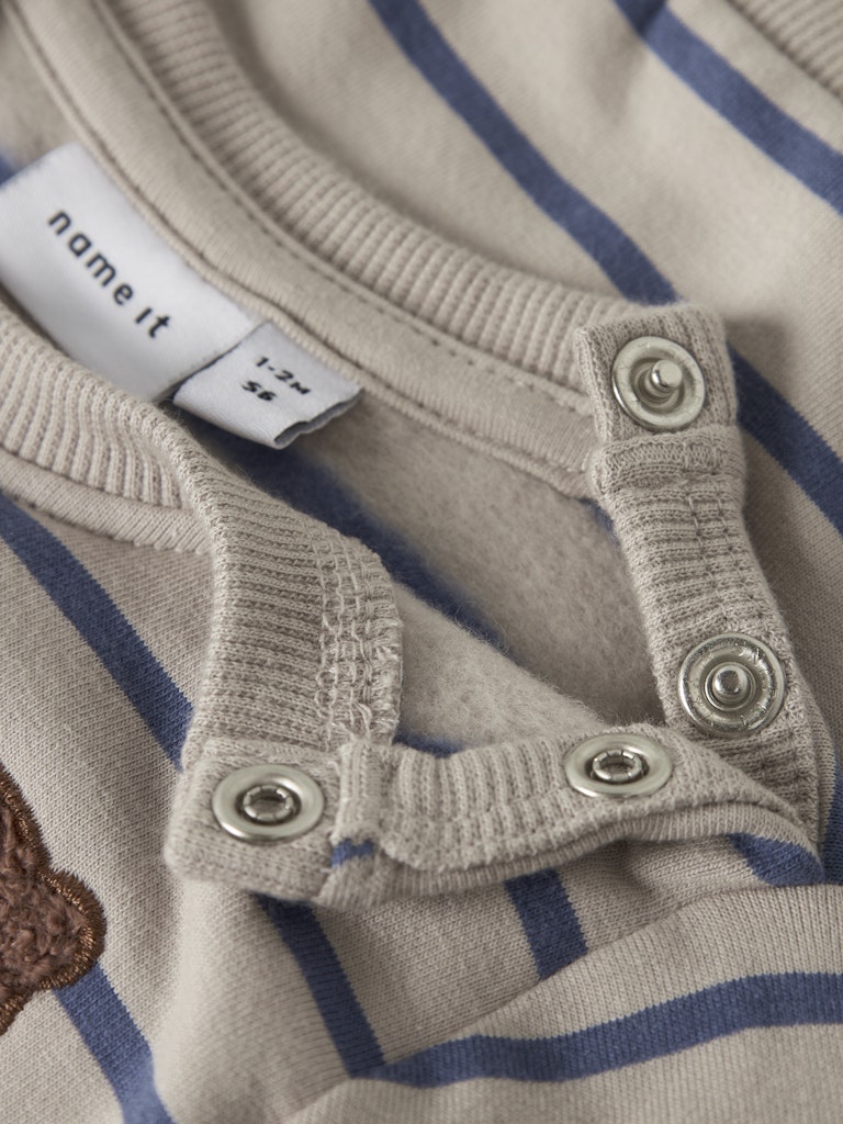 Randig nalle tröja till bebis pojke. Beige och blå sweatshirt tröja till nyfödd pojke. Mysdress ekologiska baby kläder till pojke från Name it.
NBMDADDEL LS SWEAT UNB
13253573