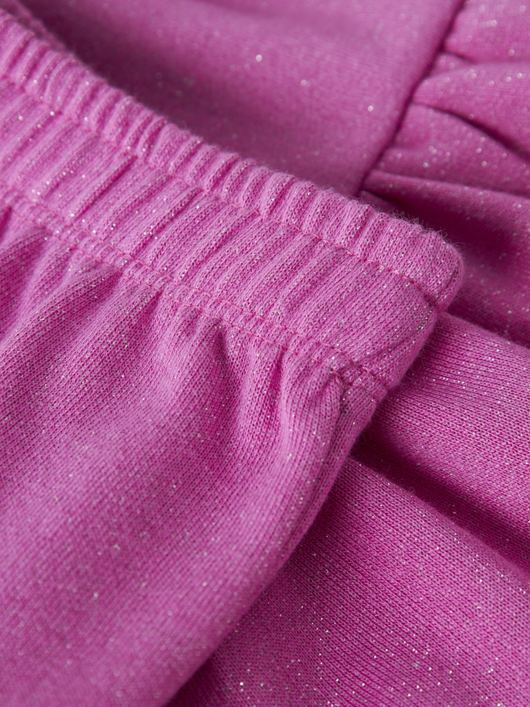 Rosa sweat kjol till flicka. Kul färgglad cerise rosa kort kjol med glitter, ekologiska barnkläder från Name it.
NMFDITTER SWEAT SKIRT UNB
13254144