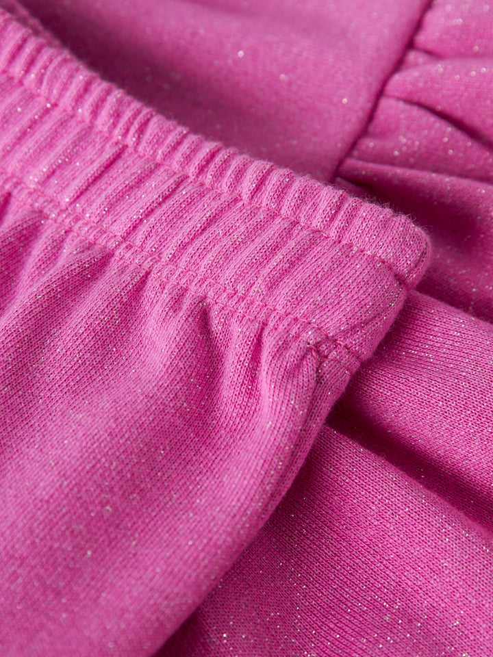 Rosa sweat kjol till flicka. Kul färgglad cerise rosa kort kjol med glitter, ekologiska barnkläder från Name it.
NMFDITTER SWEAT SKIRT UNB
13254144