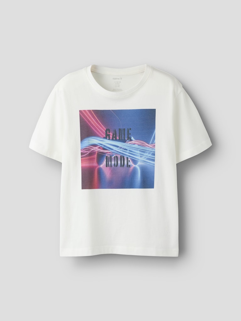 Vit t-shirt till kille med fotoprint Game Mode. Tröja kortärmad från Name it till pojke.
NKMVOTO SS NREG TOP
13239070