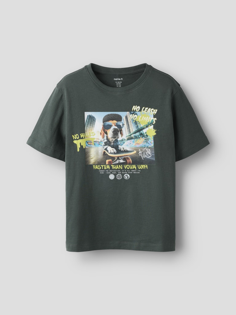 Hund t-shirt till kille med fotoprint Skateboard. Tröja kortärmad från Name it till pojke.
NKMVOTO SS NREG TOP
13239070