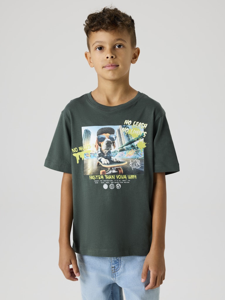 Hund t-shirt till kille med fotoprint Skateboard. Tröja kortärmad från Name it till pojke.
NKMVOTO SS NREG TOP
13239070
