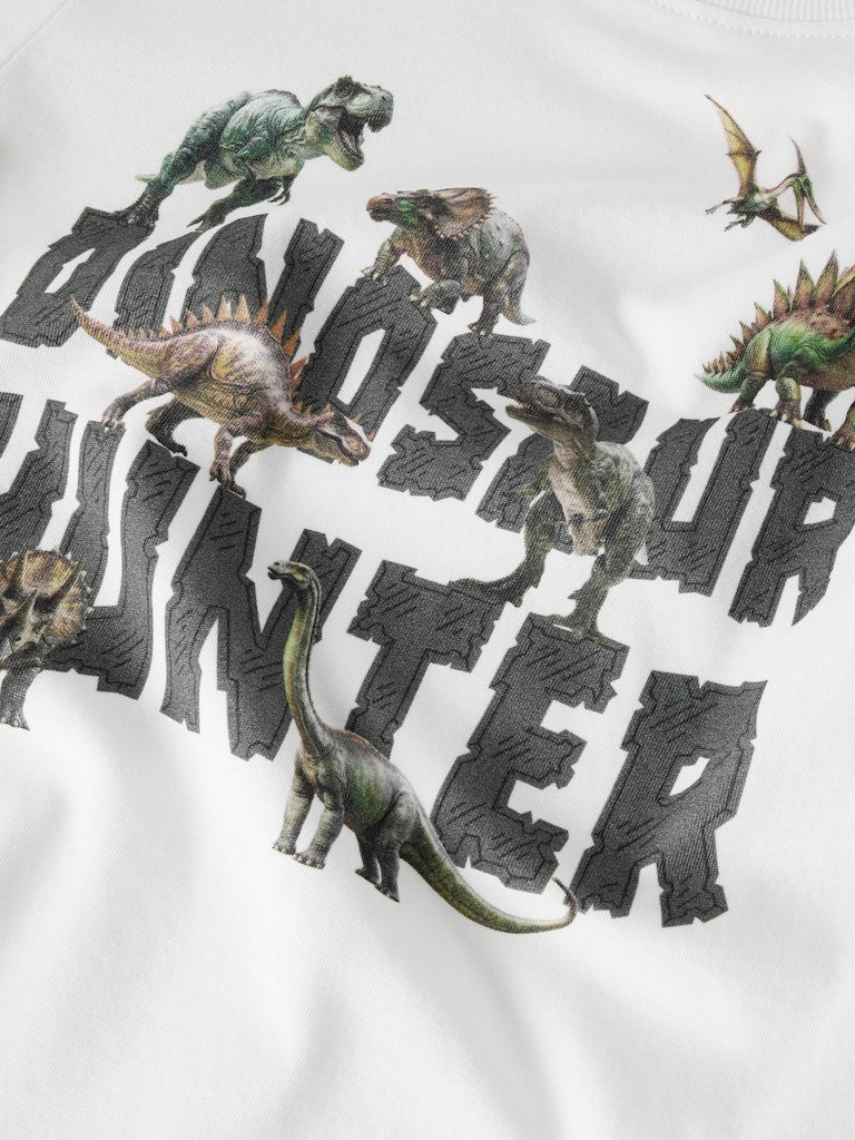 Vit långärmad tröja till pojke. Dinosaurie t-shirt, dino hunter banrkläder till liten kille från Name it.
NMMVOTO LS NREG TOP
13238400