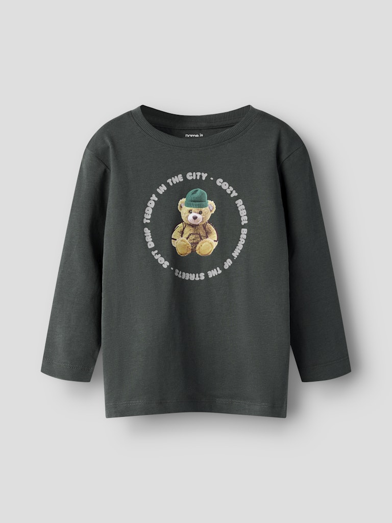 Grön långärmad t-shirt till pojke. Tunn tröja till liten kille med nalle som print. Cool tröja med lång ärm från Name it.
NMMVOTO LS NREG TOP
13238400