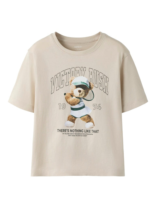 Beige kortärmad t-shirt till flicka. Tjej tröja med tennis spelande nalle på bröstet. Söt topp med björn från Name it.
NKFVOTEA SS NREG TOP
13239156