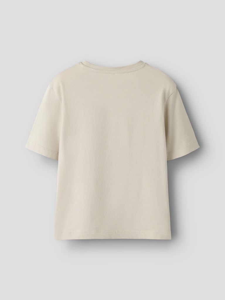 Beige kortärmad t-shirt till flicka. Tjej tröja med tennis spelande nalle på bröstet. Söt topp med björn från Name it.
NKFVOTEA SS NREG TOP
13239156
