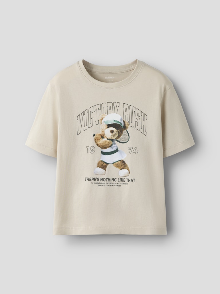 Beige kortärmad t-shirt till flicka. Tjej tröja med tennis spelande nalle på bröstet. Söt topp med björn från Name it.
NKFVOTEA SS NREG TOP
13239156