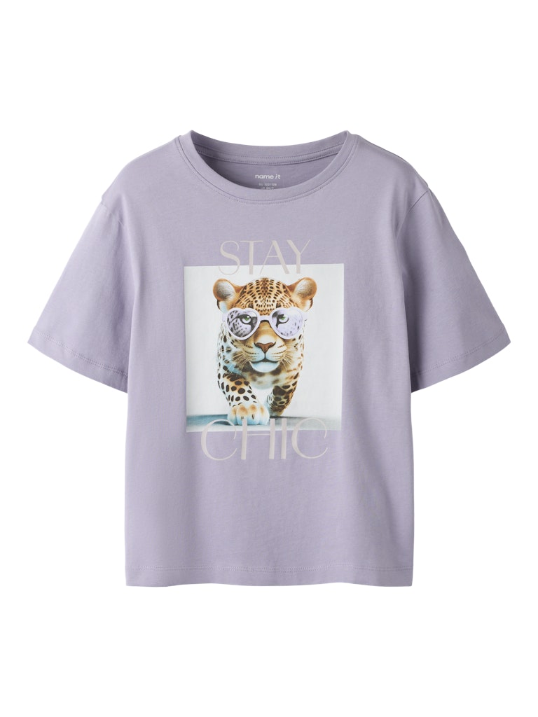 Lila kortärmad t-shirt till flicka. Tjej tröja med leopard katt på bröstet. Söt topp i lila från Name it.
NKFVOTEA SS NREG TOP
13239156