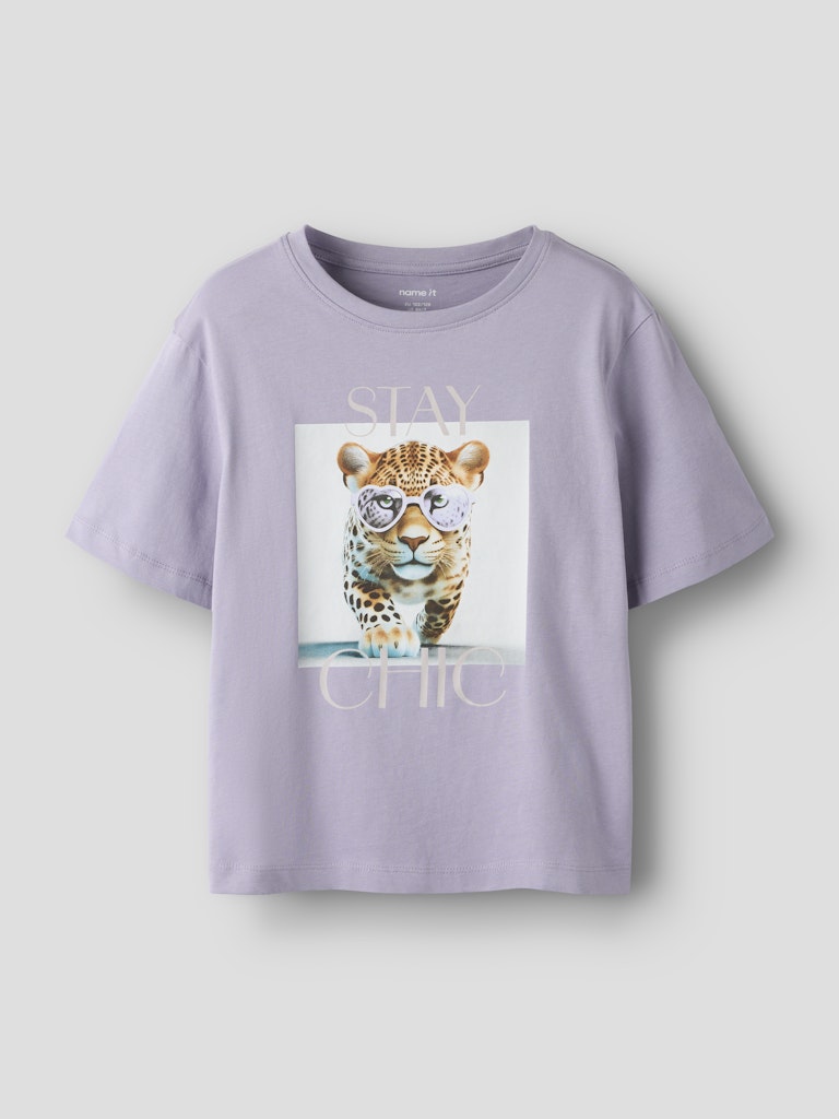Lila kortärmad t-shirt till flicka. Tjej tröja med leopard katt på bröstet. Söt topp i chic lila från Name it.
NKFVOTEA SS NREG TOP
13239156