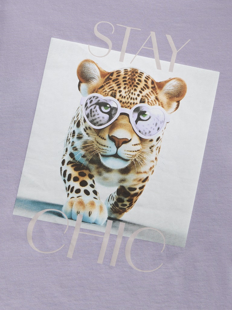 Lila kortärmad t-shirt till flicka. Tjej tröja med leopard katt på bröstet. Söt topp i chic lila från Name it.
NKFVOTEA SS NREG TOP
13239156