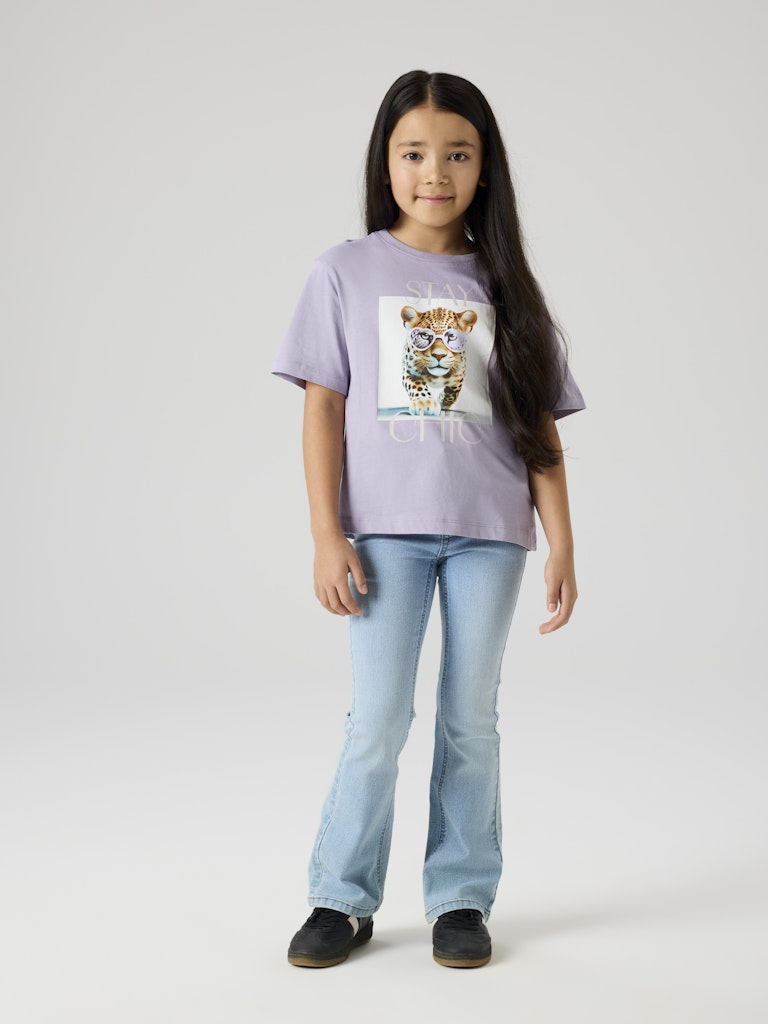 Lila kortärmad t-shirt till flicka. Tjej tröja med leopard katt på bröstet. Söt topp i chic lila från Name it.
NKFVOTEA SS NREG TOP
13239156