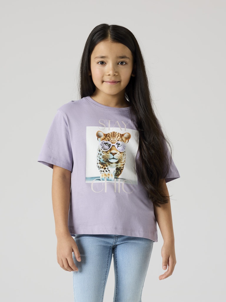 Lila kortärmad t-shirt till flicka. Tjej tröja med leopard katt på bröstet. Söt topp i chic lila från Name it.
NKFVOTEA SS NREG TOP
13239156