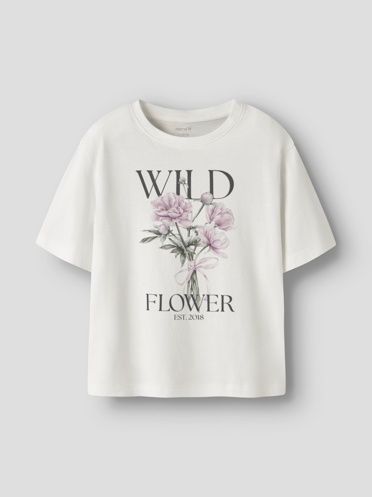 Vit kortärmad t-shirt till flicka. Tjej tröja med pion blomma på bröstet. Söt topp vit och rosa från Name it.
NKFVOTEA SS NREG TOP
13239156