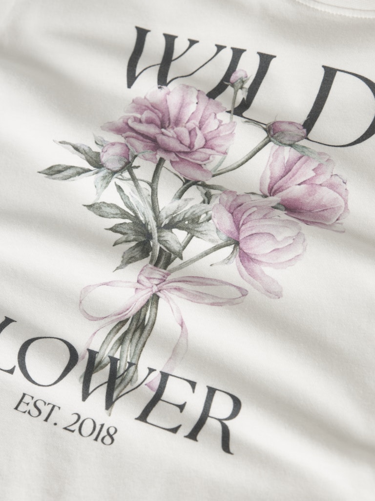 Vit kortärmad t-shirt till flicka. Tjej tröja med pion blomma på bröstet. Söt topp vit och rosa från Name it.
NKFVOTEA SS NREG TOP
13239156