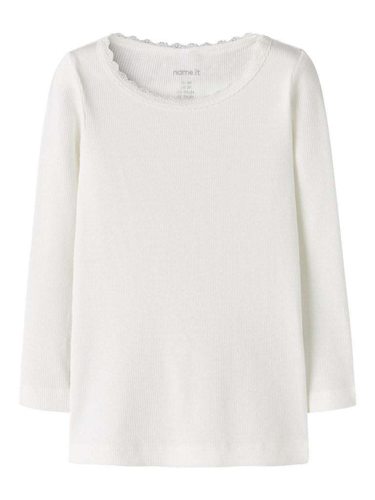 Vit ribbad långärmad topp till flicka. Tröja i tunn ekologisk bomull med spets vid halsen.
13198042
NMFKAB LS TOP NOOS