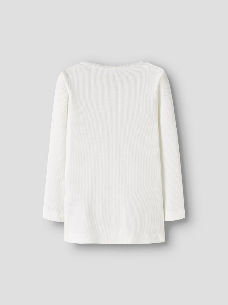 Vit ribbad långärmad topp till flicka. Tröja i tunn ekologisk bomull med spets vid halsen.
13198042
NMFKAB LS TOP NOOS