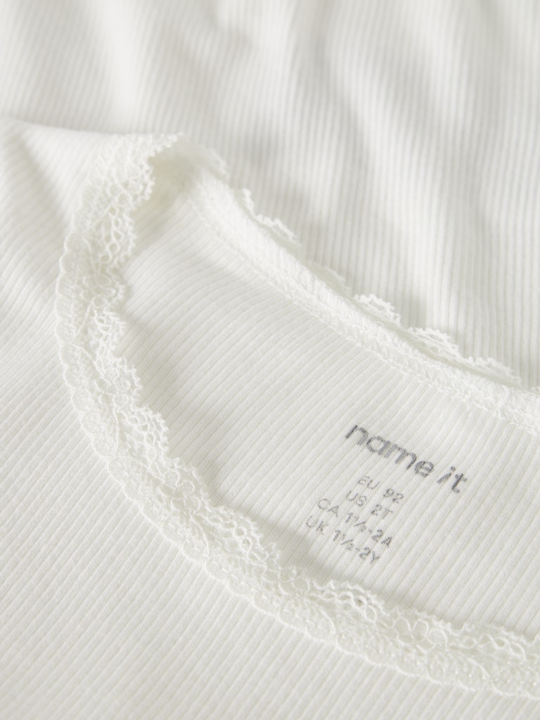 Vit ribbad långärmad topp till flicka. Tröja i tunn ekologisk bomull med spets vid halsen.
13198042
NMFKAB LS TOP NOOS