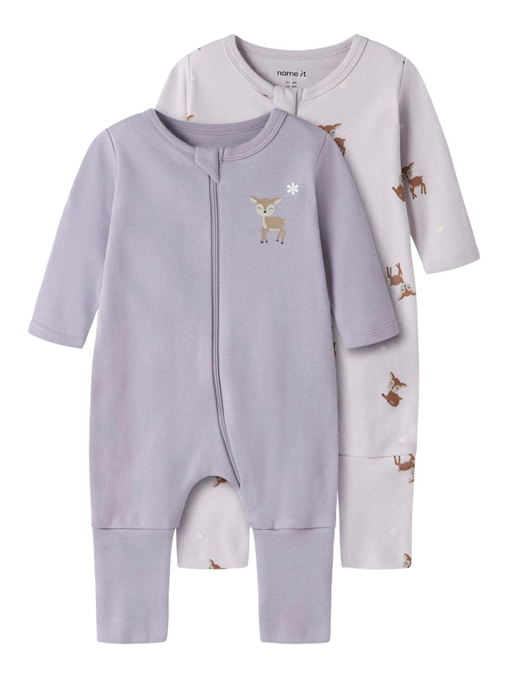 2 pack baby pyjamas till bebis flicka. Mönstrad med söta råddjur och enfärgad  lila, hel pyjamas med fot och utan fot. Ekologiska barnkläder till nyfödd flicka.
NBFNIGHTSUIT 2P ZIP FF LILAC DEER NOOS
13254800