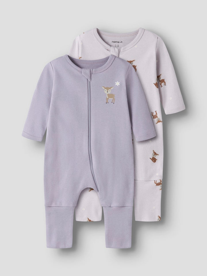 2 pack baby pyjamas till bebis flicka. Mönstrad med söta råddjur och enfärgad  lila, hel pyjamas med fot och utan fot. Ekologiska barnkläder till nyfödd flicka.
NBFNIGHTSUIT 2P ZIP FF LILAC DEER NOOS
13254800