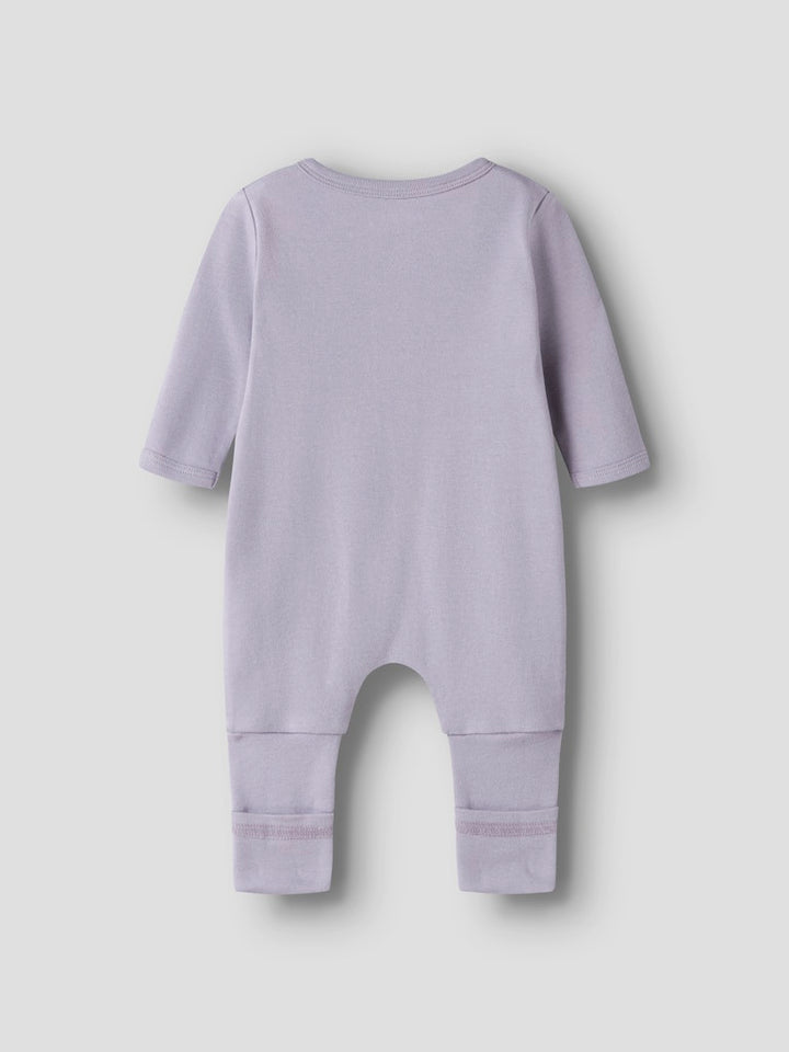 2 pack baby pyjamas till bebis flicka. Mönstrad med söta råddjur och enfärgad  lila, hel pyjamas med fot och utan fot. Ekologiska barnkläder till nyfödd flicka.
NBFNIGHTSUIT 2P ZIP FF LILAC DEER NOOS
13254800