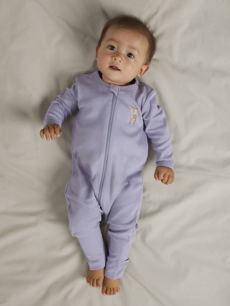 2 pack baby pyjamas till bebis flicka. Mönstrad med söta råddjur och enfärgad  lila, hel pyjamas med fot och utan fot. Ekologiska barnkläder till nyfödd flicka.
NBFNIGHTSUIT 2P ZIP FF LILAC DEER NOOS
13254800