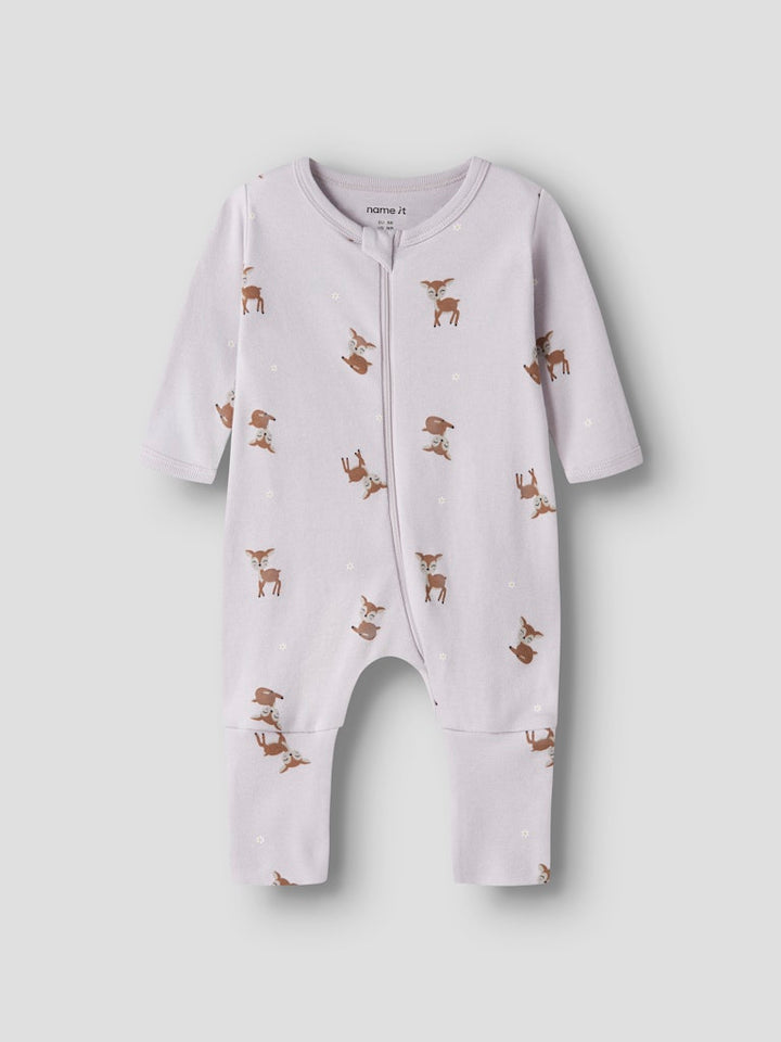 2 pack baby pyjamas till bebis flicka. Mönstrad med söta råddjur och enfärgad  lila, hel pyjamas med fot och utan fot. Ekologiska barnkläder till nyfödd flicka.
NBFNIGHTSUIT 2P ZIP FF LILAC DEER NOOS
13254800