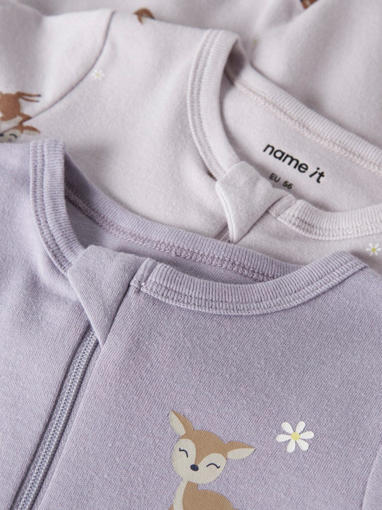 2 pack baby pyjamas till bebis flicka. Mönstrad med söta råddjur och enfärgad  lila, hel pyjamas med fot och utan fot. Ekologiska barnkläder till nyfödd flicka.
NBFNIGHTSUIT 2P ZIP FF LILAC DEER NOOS
13254800