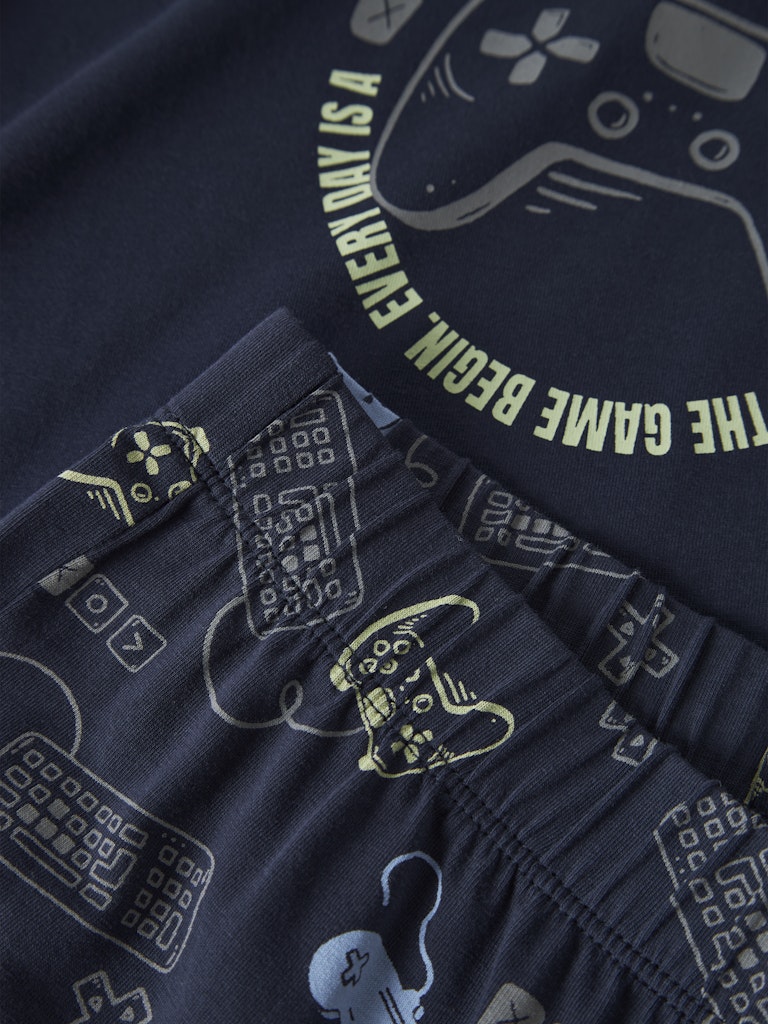 Blå gamer pyjamas med byxa mönstrad av tv spels consoler. Ekologisk Pyjamas.
NKMNIGHTSET NAVY GAMER NOOS
13250835
