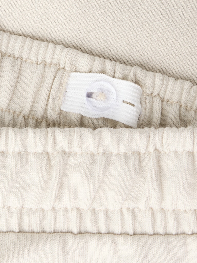 Beige rak sweat byxa till flicka. Tjej mjukis byxor i ekologisk bomull från Name it.
NKFMILLE STRAIGHT SWEAT PANT UNB NOOS
13240496