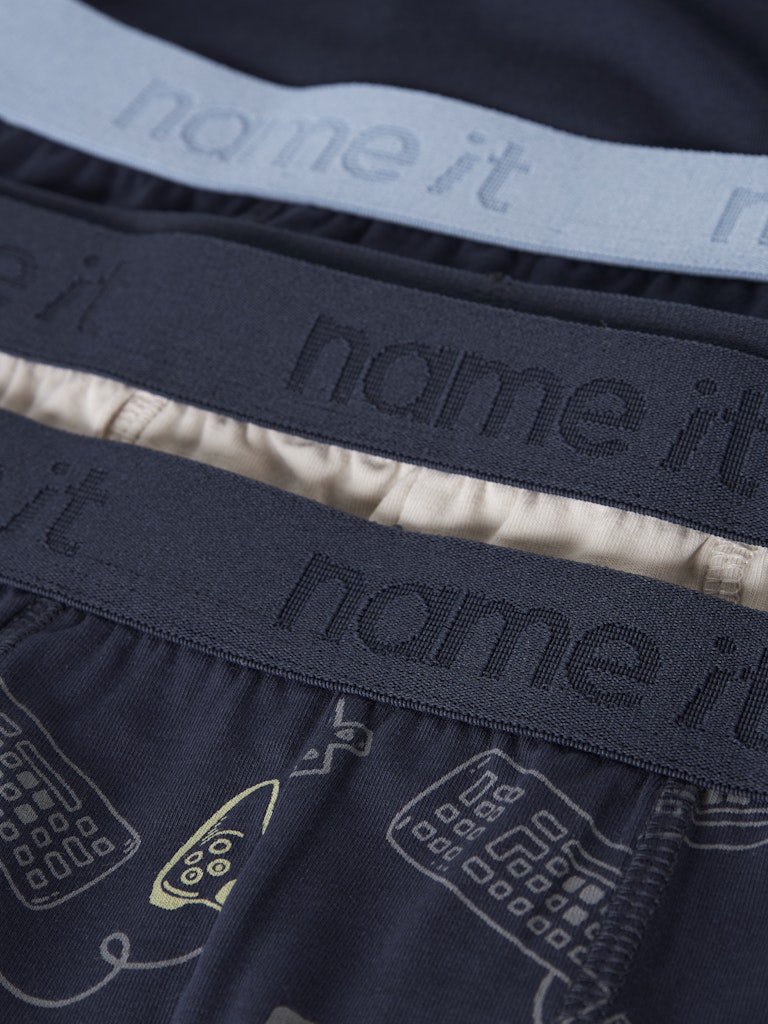 3 pack kalsonger till pojke. Boxershorts i ekologisk bomull till kille som giller gaming. Boxer i blått grått och mönstrade med spel konsoler.
NKMBOXER 3P NAVY GAMER NOOS
13250838