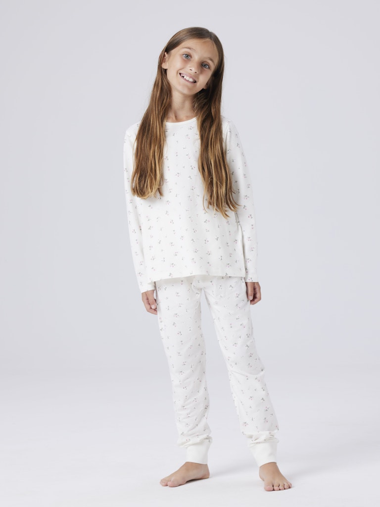 Vit blommig pyjamas till flicka. Barn pyjamas småblommig söt 2 delad i ekologisk bomull till tjej.
NKFNIGHTSET JET STREAM FLOWER NOOS
13250843