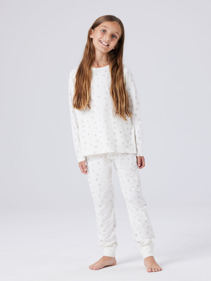 Vit blommig pyjamas till flicka. Barn pyjamas småblommig söt 2 delad i ekologisk bomull till tjej.
NKFNIGHTSET JET STREAM FLOWER NOOS
13250843