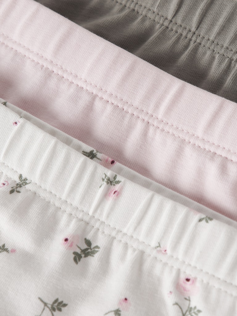 Söt, gullig 3 pack trosor till flicka. Rosa, vita och grå Tjej trosor i ekologisk bomull från Nameit.
NMFTIGHTS 3P JET STREAM FLOWER NOOS
13250845