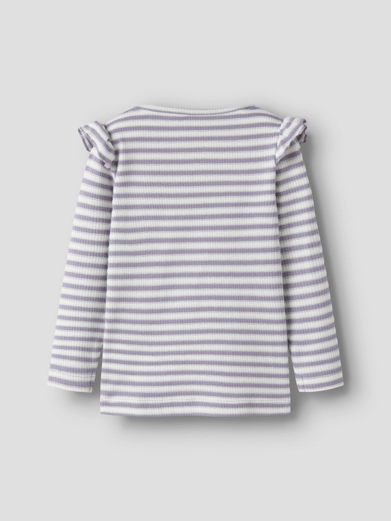 Lila och vit randig tröja med silver glitter till liten flicka. Ekologiska barnkläder från Name it. Topp med volanger på axeln i ribbad kvalitet.
NMFTAIAS LS SLIM TOP
13251811