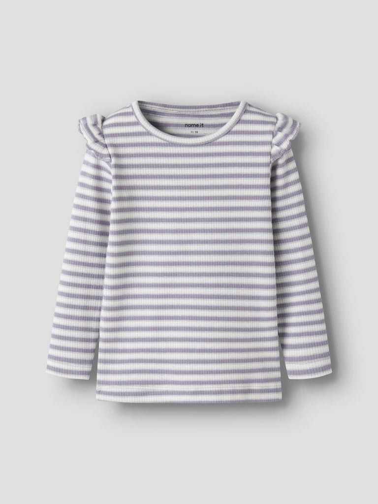 Lila och vit randig tröja med silver glitter till liten flicka. Ekologiska barnkläder från Name it. Topp med volanger på axeln i ribbad kvalitet.
NMFTAIAS LS SLIM TOP
13251811