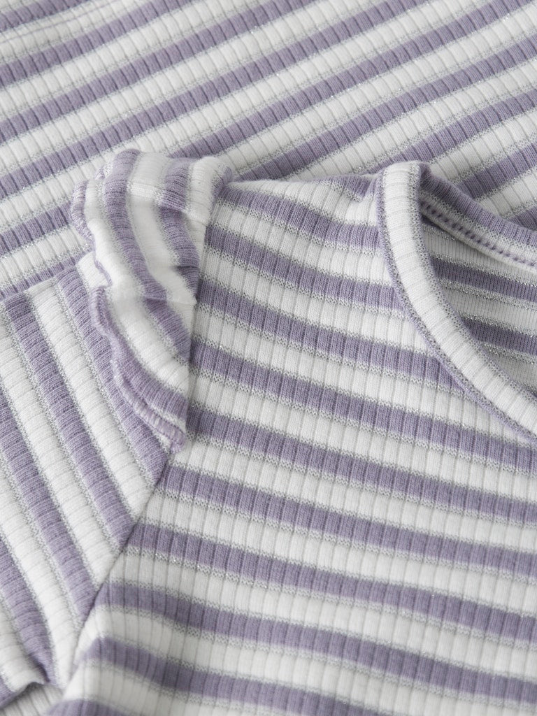 Lila och vit randig tröja med silver glitter till liten flicka. Ekologiska barnkläder från Name it. Topp med volanger på axeln i ribbad kvalitet.
NMFTAIAS LS SLIM TOP
13251811