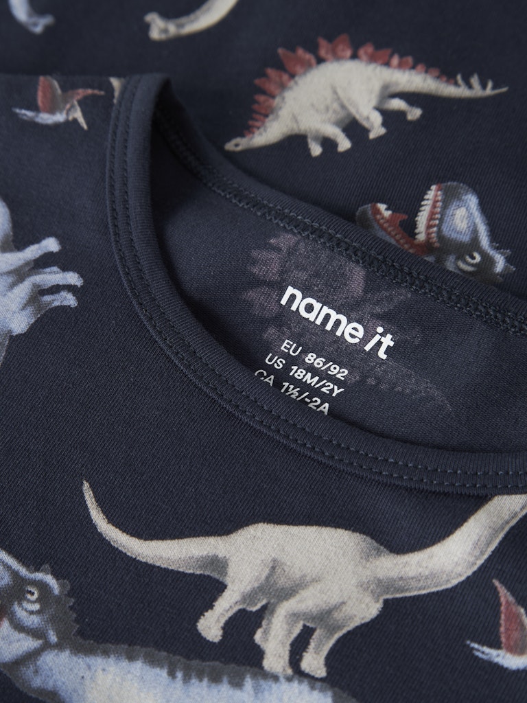 Blå Dino pyjamas till pojke. Dinosaurie pyjamas i ekologisk bomull från Name it.
NMMNIGHTSET NAVY DINO NOOS
13255419