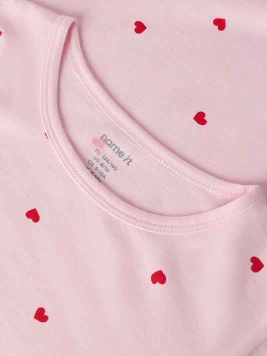Rosa nattlinne med röda hjärtan till flicka och tjej. Ekologiska barnkläder, sovplagg och nattlinnen från Name it.
NKFNIGHTGOWN HEARTS NOOS
13252389