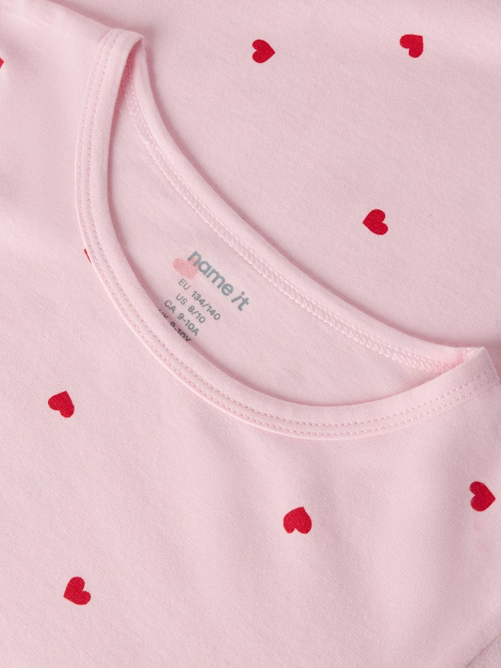 Rosa nattlinne med röda hjärtan till flicka och tjej. Ekologiska barnkläder, sovplagg och nattlinnen från Name it.
NKFNIGHTGOWN HEARTS NOOS
13252389