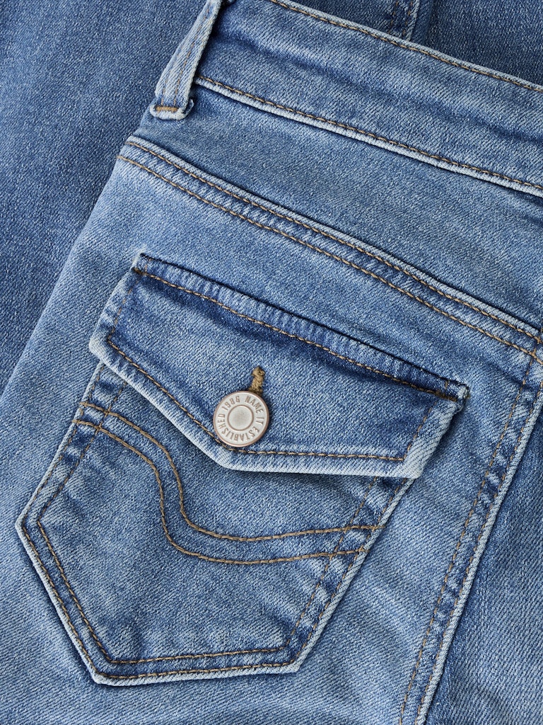 Blå låg midja jeans med  bakfickor med lock till tjej. Blå utsvängda flared jeans byxor till flicka, barn och ungdom.
NKFPOLLY LW BOOT JEANS 2340-FR T
13249878