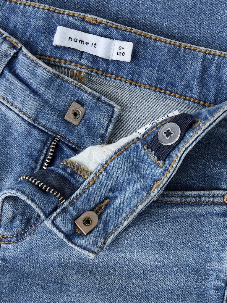 Blå låg midja jeans med bakfickor med lock till tjej. Blå utsvängda flared jeans byxor till flicka, barn och ungdom.
NKFPOLLY LW BOOT JEANS 2340-FR T
13249878