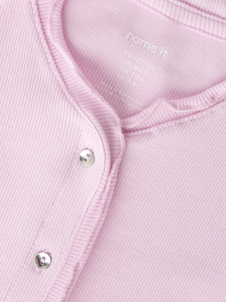 Rosa ribbad kofta till flicka. Tjej cardigan i ekologisk bomull, slim fit, knappar och liten volang från Name it.
NKFBACDO LS SLIM SHORT TOP
13252805