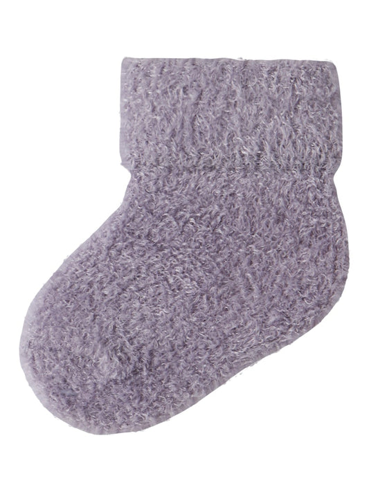 Mjuk, mysig lila baby strumpor till flicka. Bebis strumpa, neutral färg till nyfödd.
NBFOLLI TERRY FLUFFY SOCK
13207470