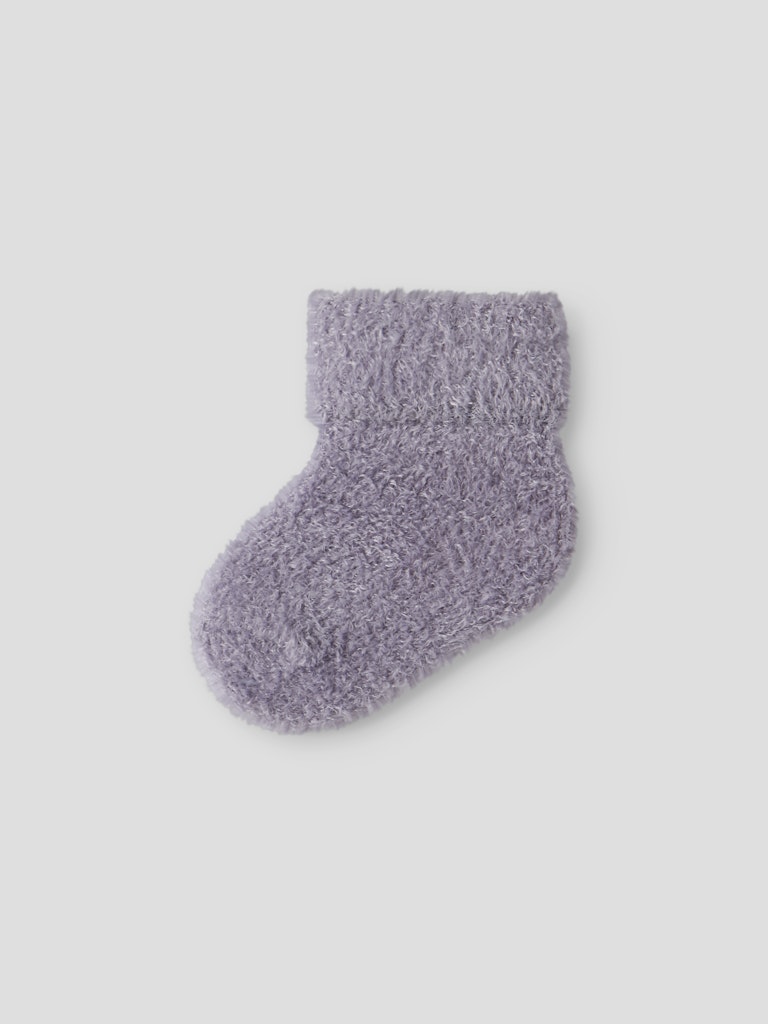 Mjuk, mysig lila baby strumpor till flicka. Bebis strumpa, neutral färg till nyfödd.
NBFOLLI TERRY FLUFFY SOCK
13207470