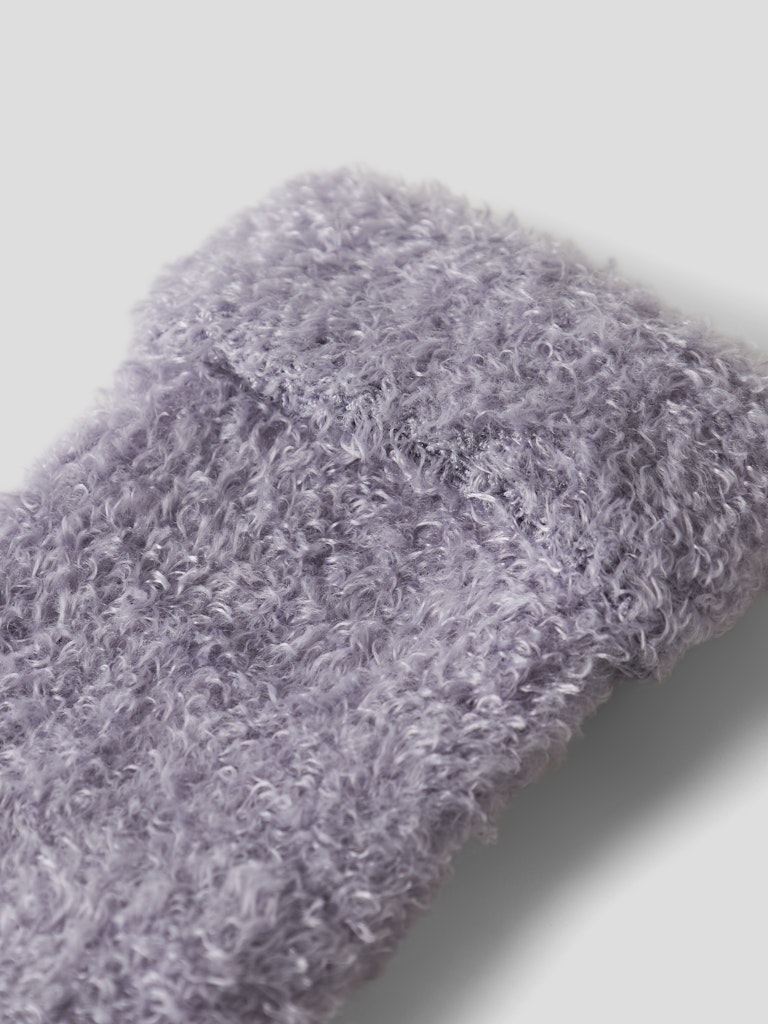 Mjuk, mysig lila baby strumpor till flicka. Bebis strumpa, neutral färg till nyfödd.
NBFOLLI TERRY FLUFFY SOCK
13207470