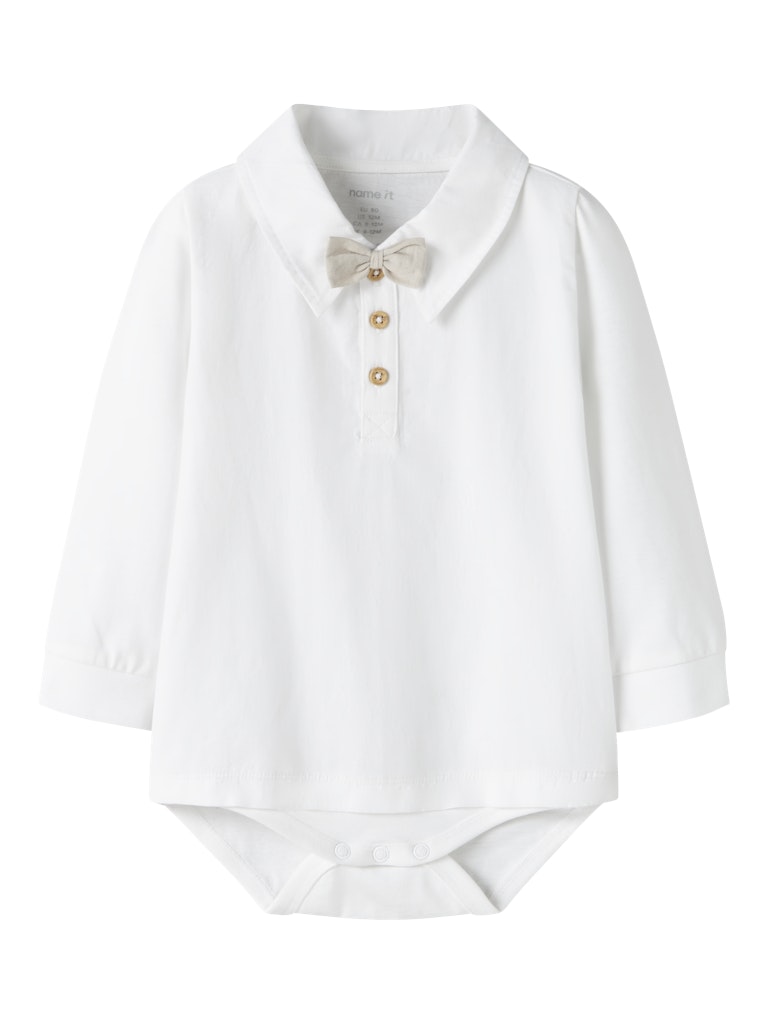 Vit piké body med knappar i halsen, skjort krage och beige fluga.
Söt skjorta till bebis pojke som vill vara finklädd. Piké body, skjorta till nyfödd baby pojke. Ekologiska bebiskläder från Name it.
NBMNOLLER LS BODY
13246830