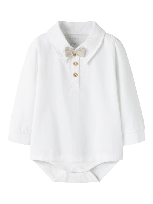 Vit piké body med knappar i halsen, skjort krage och beige fluga.
Söt skjorta till bebis pojke som vill vara finklädd. Piké body, skjorta till nyfödd baby pojke. Ekologiska bebiskläder från Name it.
NBMNOLLER LS BODY
13246830